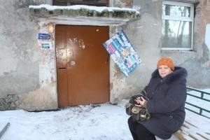 Елена Кузьмичева у подъезда дома по ул. Минской, 59