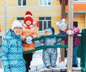 Встали в очередь в садик, а пока есть время погулять