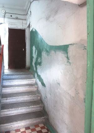 В подъезде дома по ул. Одесской, 47