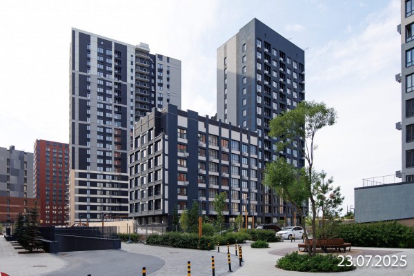 Дивный квартал у озера