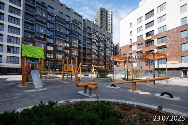 Дивный квартал у озера