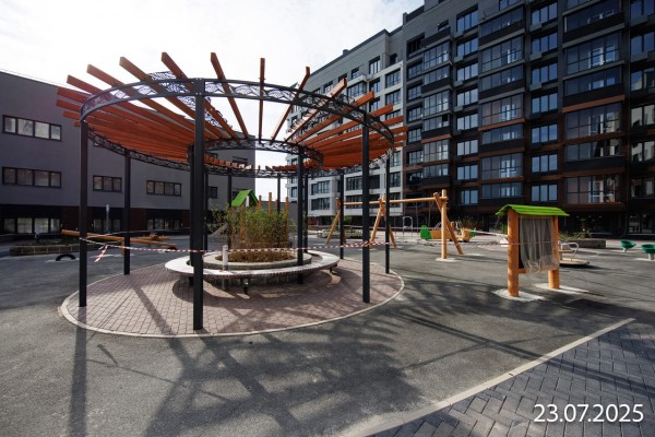 Дивный квартал у озера