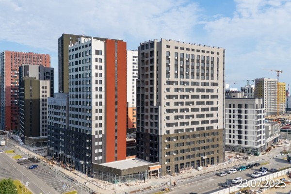 Дивный квартал у озера