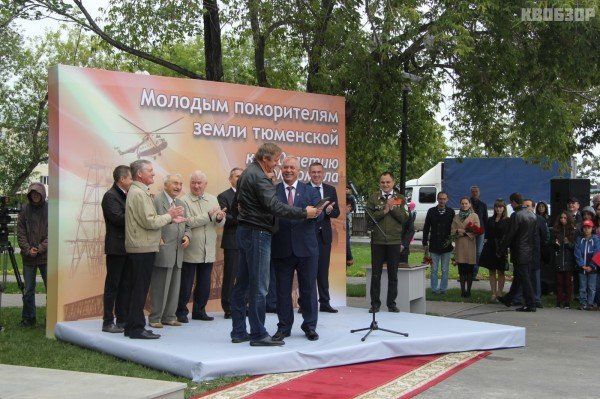 Валерий Борисов вручает Благодарность фонда «Комсомольское братство» руководителю холдинга «Сибинтел» Владимиру Шевчику