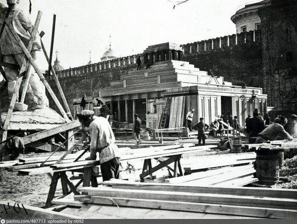 Строительство второго временного мавзолея