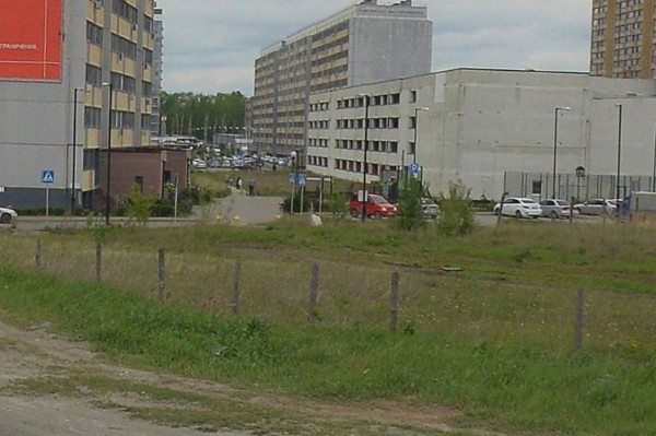 Участок находится на первой линии Окружной дороги, рядом с ЖК «Москва»