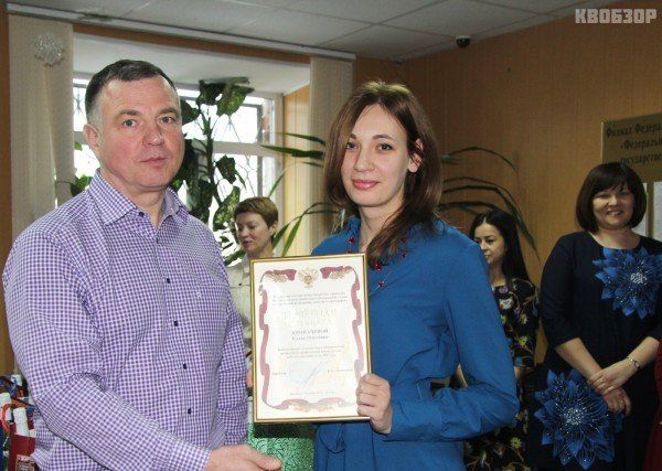 Oleg Shipitko handed over to Elena Kropacheva the certificate of honor of Federal cadastral chamber