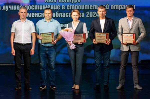Валерий Киселев вручил Дипломы победителя в номинации «Организация года» представителям учреждений образования