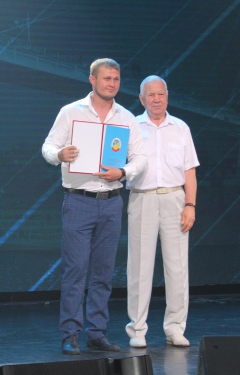 Петр Юрченко вручает награду