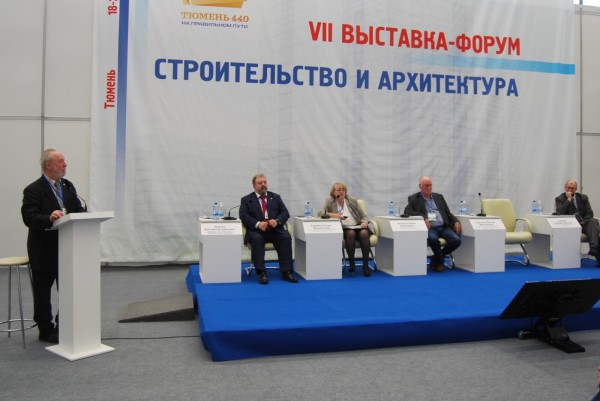 Провел дискуссию почетный архитектор РФ Олег Бузников