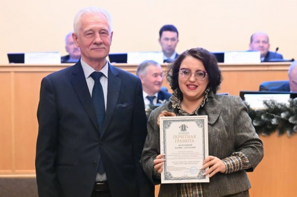 Анатолий Сушинских вручил Почетную грамоту Марии Шатохиной