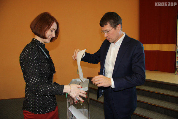 Сергей Медведев опускает Листок голосования в избирательную урну
