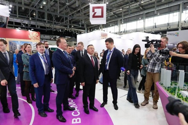 Столичные гости выставки «100+ TechnoBuild» у стенда тюменского застройщика