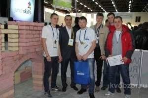 Участники конкурса каменщиков и главный эксперт Алексей Усольцев