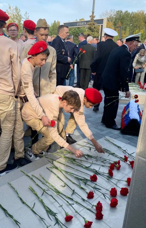 Возложение цветов к мемориалам