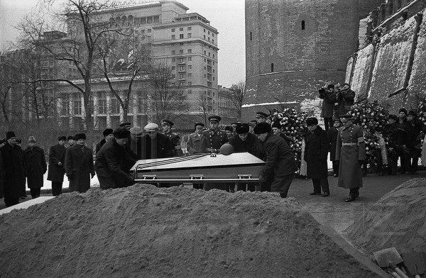 Церемония захоронения останков неизвестного солдата