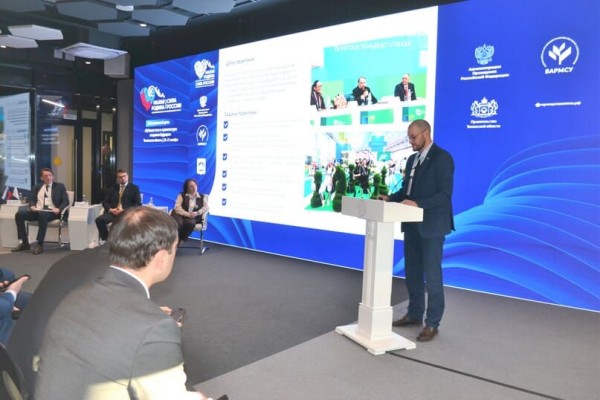 Выступает Максим Шнякин