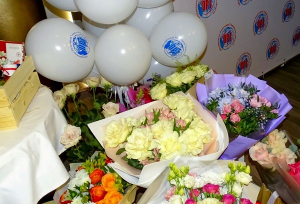 Команда ОРТ получила поздравления, цветы и подарки
