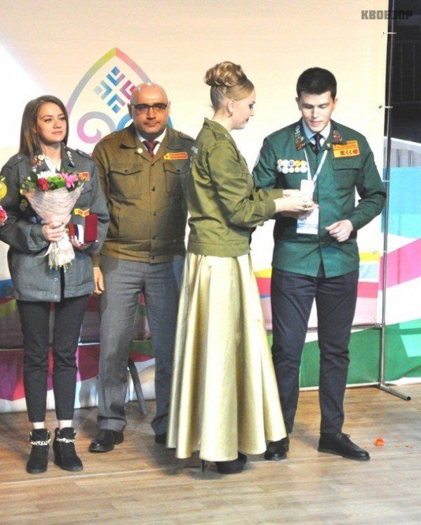 Екатерина Красильникова вручает награду Антону Ядрышникову