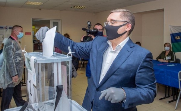 Владимир Якушев на участке голосования в Тюмени (28.06.20)