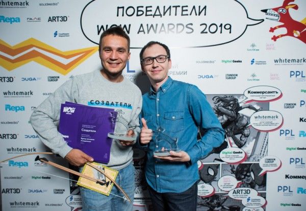 Илья Пискулин (слева) получает награду компании &quot;Этажи. Консалтинг&quot;