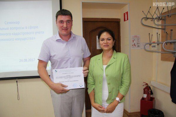 Юлия Стробыкина вручает сертификат участника семинара Алексею Воронину