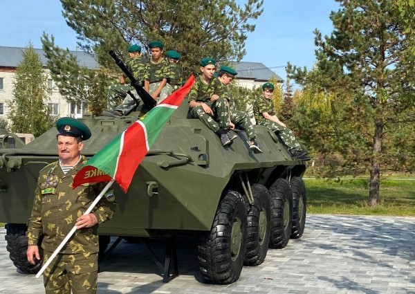 Молодежь осваивает боевую машину