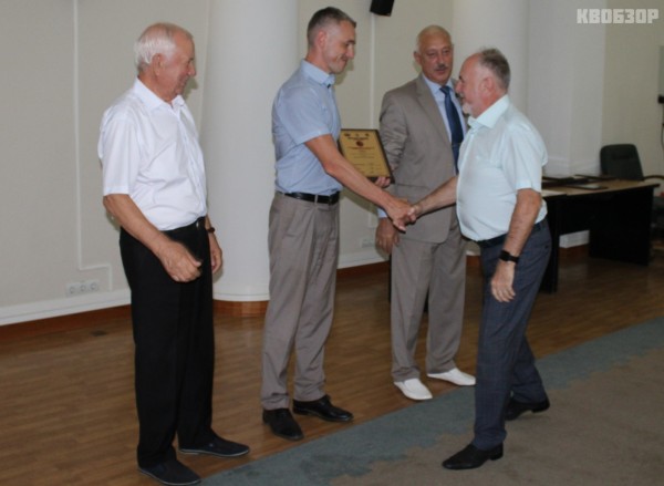 Диплом вручается Виктору Овсянкину