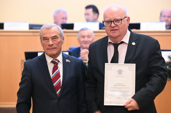 Владимир Ульянов вручил Почетную грамоту Сергею Шатохину