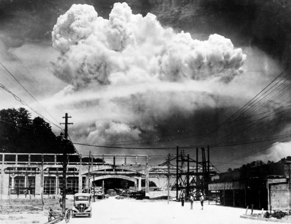 Вид на облако атомного взрыва в Нагасаки с расстояния в 15 км из Койаджи-Дзимы. 09.08.1945 г.