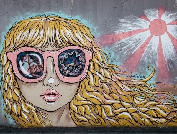 &quot;...на ул. Газовиков, 25 нарисована девушка в розовых очках&quot;