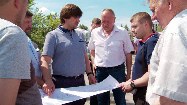 Замглавы города Максим Афанасьев инспектирует дворы вместе с обществениками