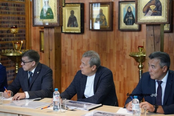 Андрей Табанаков (в центре) принял участие в заседании Благотворительного фонда