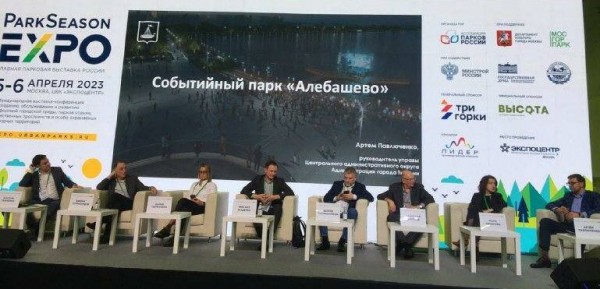 Артем Павлюченко (справа) рассказывает о событийном парке Алебашево