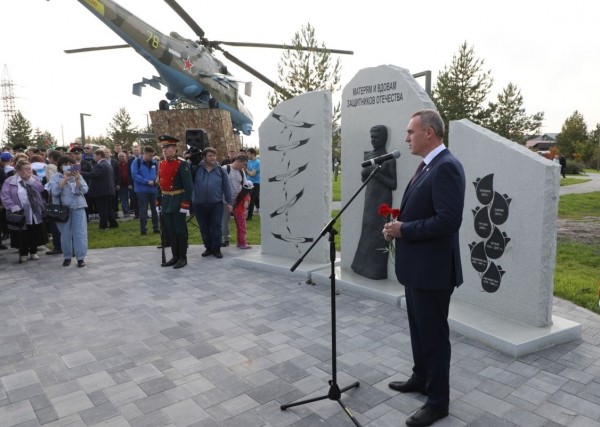 Руслан Кухарук на открытии памятного знака матерям