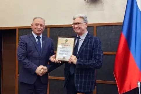 Владимир Колунин вручил благодарность Александру Починку