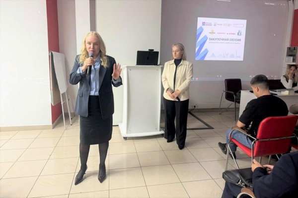 Руководитель ТПП Ольга Езикеева приветствует участников закупочной сессии