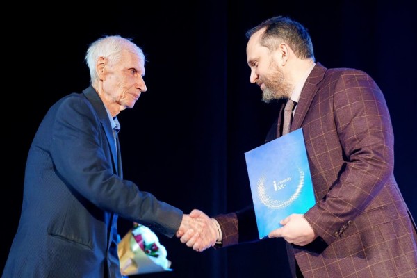 Юрий Клочков награждает Александра Жулина