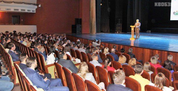 Губернатор Тюменской области Александр Моор поздравляет предпринимателей с профессиональным праздником