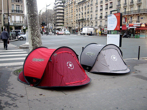 Палатки бездомных в Париже