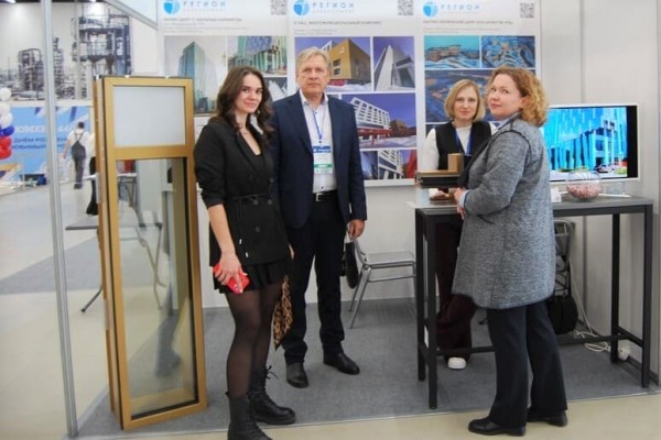 Андрей Табанаков и члены его команды (Екатерина Пастухова, Мария Жохова, Ольга Седова) на выставке «Строительство и архитектура». Тюмень, 18.03.2026