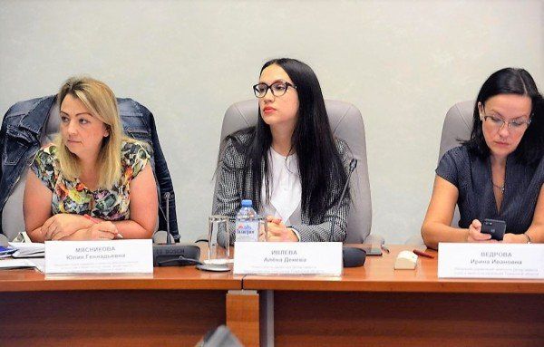 Алена Ивлева (в центре) рассказала о способах и условиях предоставления имущественной поддержки
