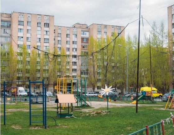Установка детского игрового оборудования в районе дома №214 по ул. Республики