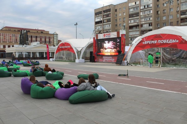 Молодежь слушает песни Победы