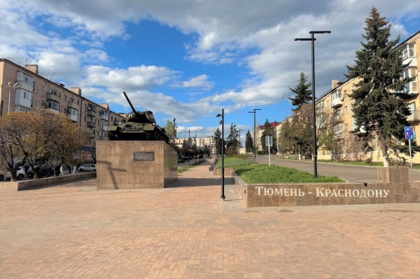 Аллея Дружбы в городе Краснодоне (ЛНР)