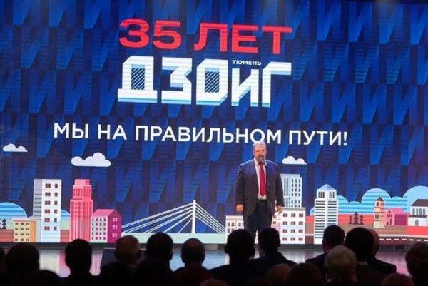 Коллег поздравляет с праздником Дмитрий Иванов