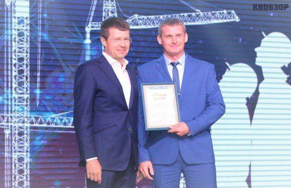 Сергей Медведев награждает Алексея Яркова