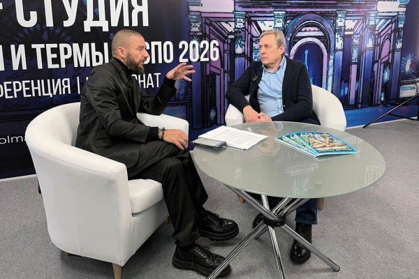 Дмитрий Федотов, модератор сессии «Архитектура терм и аквапарков», беседует со спикером Андреем Табанаковым