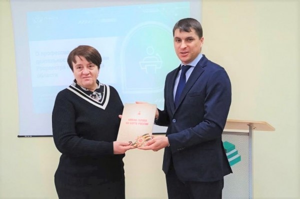 Игорь Ткаченко передал буклеты «Имена героев на карте России»