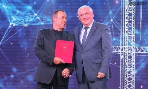 Степан Киричук вручил награду Сергею Чурюмову